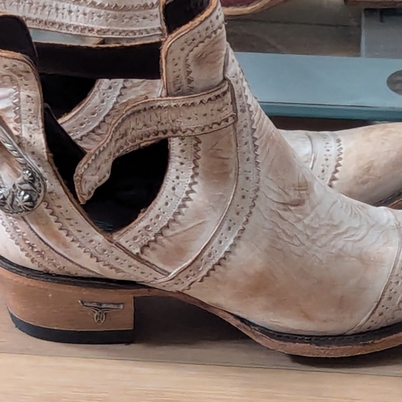 ISO!!! Lane cahoots boots - Picture 1 of 1